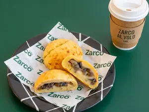 Chipa relleno + café