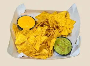 Nachos con dip de Cheddar y Guacamole