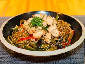 Chow Mien Pollo