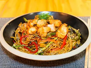 Chow Mien Salmón