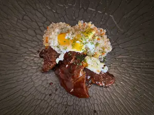 Lomo bbq con yakimeshi