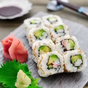 Salmón, Ebi y Kanikama panko