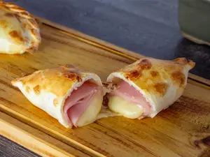 Empanada de jamón y queso