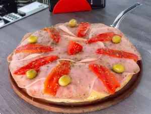Pizza con jamón y morrón
