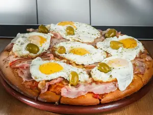 Pizza de panceta y huevo frito