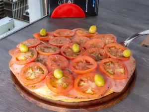 Pizza napolitana con jamón