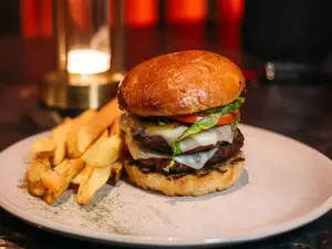 Hamburguesa con papas fritas