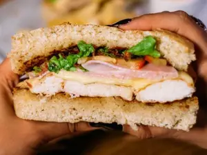 Sándwich focaccia con fritas