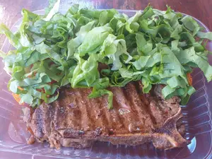 Bife de costilla con guarn