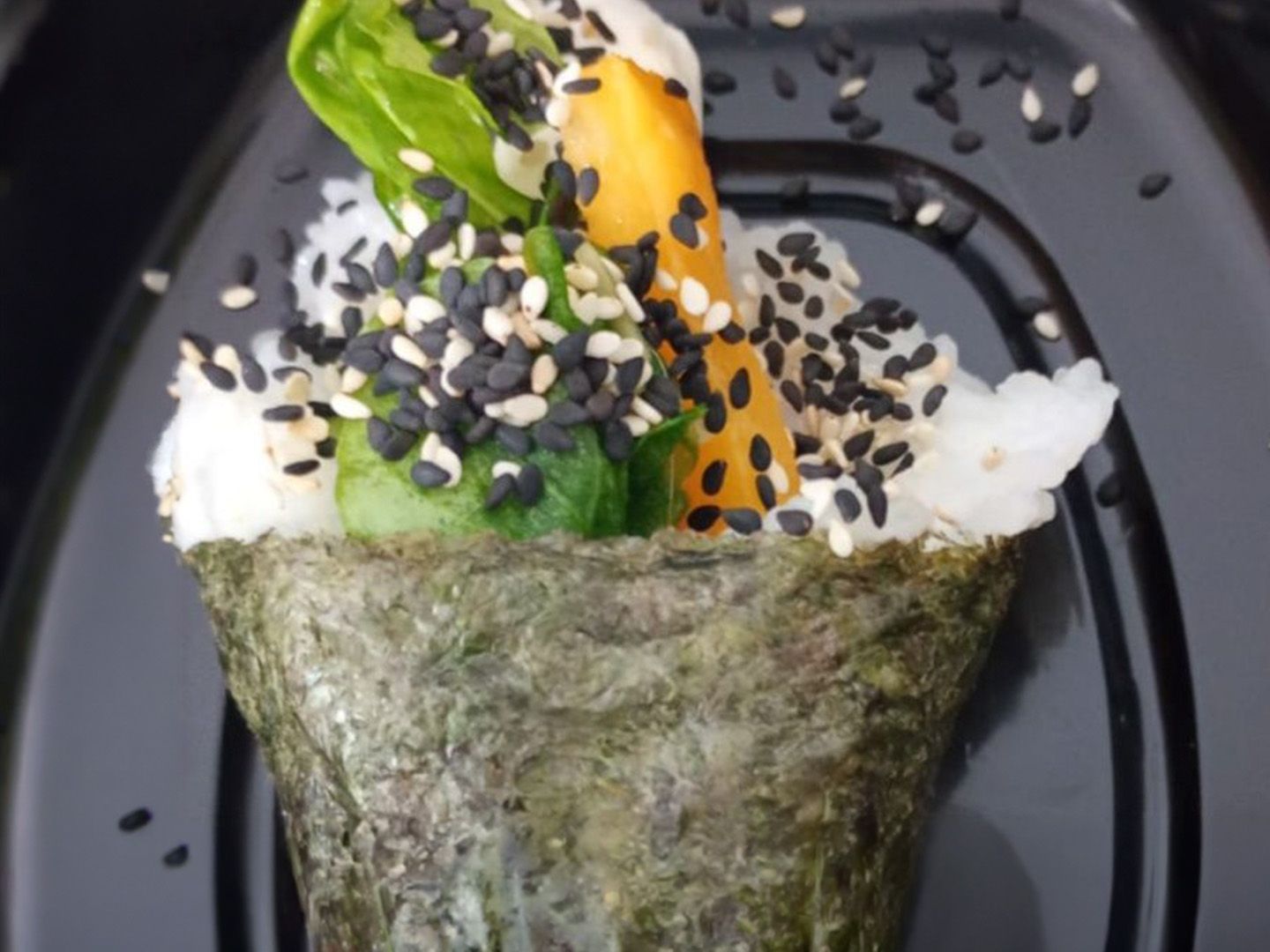 Temakis de durazno, rucula y phila